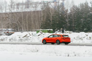 Dışarıda karla kaplı bir araba.