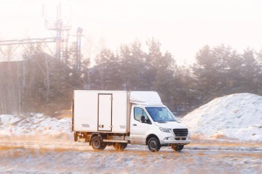 Soğuk kış günü yolundaki teslimat aracı.