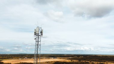 Geniş kırsaldaki telekomünikasyon kulesi