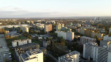 Şehir silüeti ve yerleşim yeri altın saat