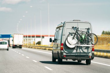 Motosiklet taşıyan bir karavanla yolculuk.