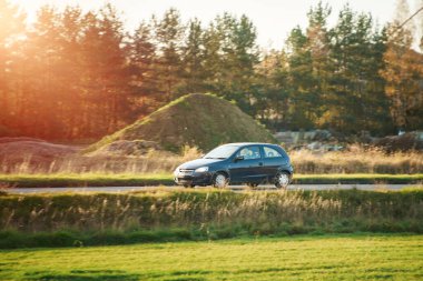 Manzaralı kırsal yolda küçük bir araç