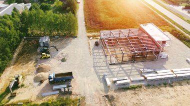 Gün doğumunda kırsal yol yakınlarındaki gelişim alanı