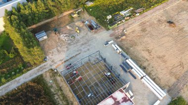 Gün batımında inşaat alanının havadan görüntüsü