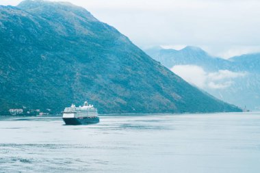 Lüks yolcu gemisiyle Kotor Körfezi deniz manzarası