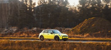 Çevre dostu elektrikli araba hareket halinde