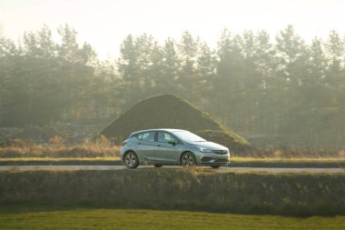 Kompakt hatchback ile kır yolculuğu