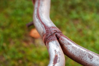 Paslanmış çelik eklem, pas desenli.