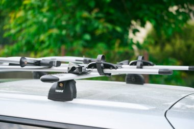 Thule Wingbar Evo araç çatısına yerleştirildi, Katowice, 06.08.2024