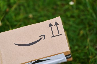 Polonya, Avrupa 29.11.2024 nakliye işaretli Amazon Karton Paketi