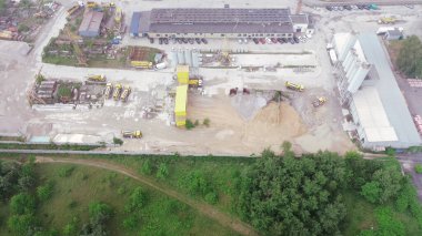 Polonya, Avrupa 28.06.2024 kamyonlu çimento üretim tesisi