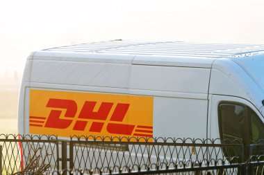 Avrupa 'daki mağazanın önünde markalı dağıtım aracı Polonya, Avrupa 17.01.2025