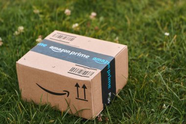 Amazon Prime teslimat kutusu çimenler üzerinde 13.09.2024 Avrupa, Polonya