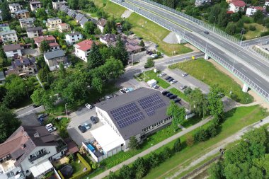 Konut alanındaki bakkal çatısındaki güneş panelleri