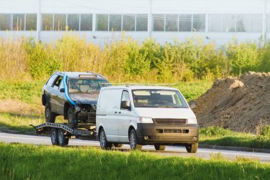 Arızalı arabaları olan bir çekici.
