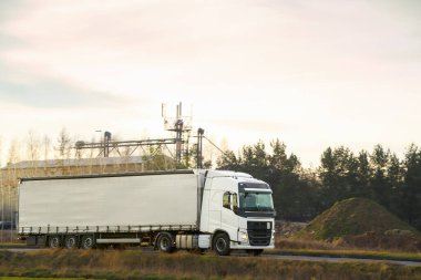 Kamyon kırsal alanda ilerliyor.