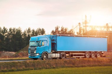 Kırsal otoyol boyunca giden yarı kamyon.