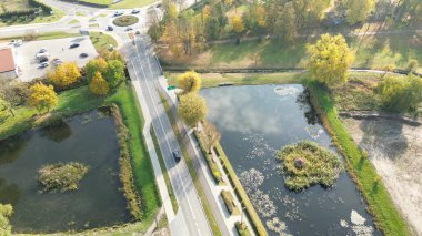 Kırsal göletlerin ve sokakların sonbahar manzarası