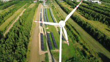 Modern enerji alanındaki rüzgar türbini ve güneş panelleri