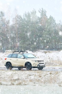 Karlı ormanda araba yolculuğu