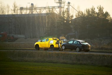 Gün batımında araba kurtarma servisi