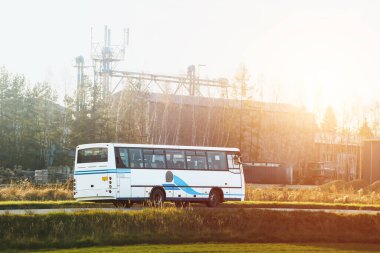 Kırsal asfalt yolda yolcu otobüsü