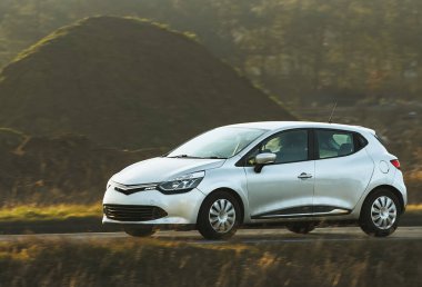 Şehir yolunda kompakt otomobil kullanımı