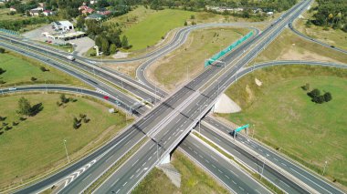 Ormanda trafiği olan bir yol.