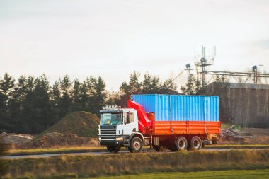 Sanayi vinci hareket halinde.