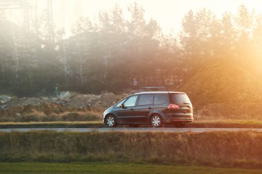 Aile arabası manzaralı yolda gidiyor.