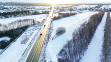 Karlı tarlalarda kışın kırsal yol