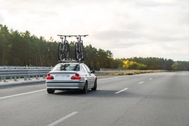 Çatı bisikletli manzaralı otoyol gezisi