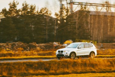 Huzurlu kır yolculuğunda hatchback