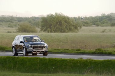Kırsal Yol 'da lüks bir SUV.