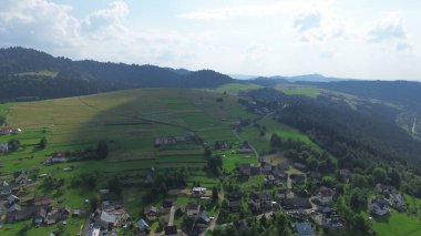 Yazın tarlaların ve dağların insansız hava aracı görüntüsü