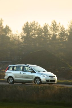 Aile arabası açık şehir yolunda hızla ilerliyor.