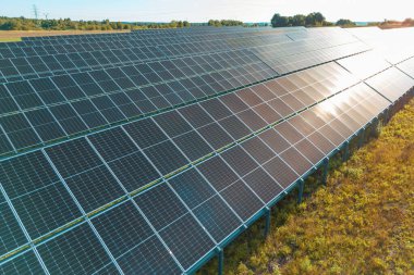 Alandaki geniş güneş panelleri yenilenebilir enerji üretiyor