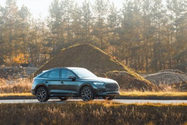 Aile arabası kırsal kesimde otoyolda gidiyor.