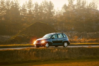 Araç sakin bir kırsal alanda ilerliyor.