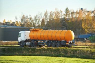 Sıvı petrol taşıyan bir tanker.