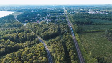 Hava perspektifinden demiryolu ve karayolu ile orman manzarası