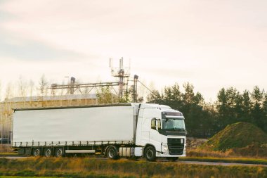 Ticari yük kamyonu kırsal alanda seyahat ediyor.