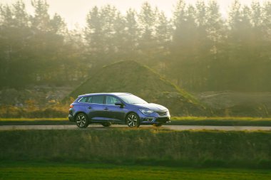 Kırsal asfalt yolda büyük bir arazi arabası.