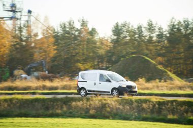 Ülke yolunda seyahat eden ticari bir araç.