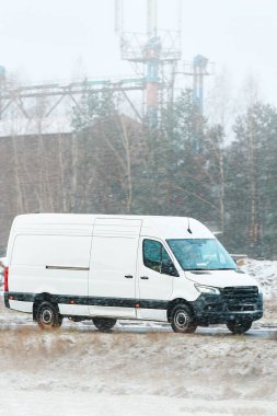 Karlı yolda beyaz araç