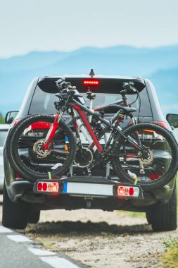 Arkaya iki bisikletli bisiklet taşıyıcısı otobanda gidiyor.