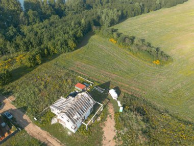 Yukardan bakıldığında tamamlanmamış kırsal ev