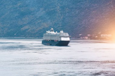 Kıyı köyü yakınlarında büyük beyaz bir gemi.