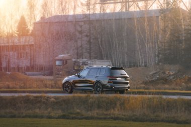 Günbatımında spor arabalı lüks yaşam tarzı