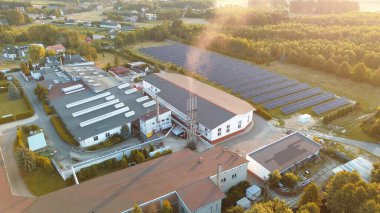 Güneş enerjisi kurulumlu kırsal alan fabrikası